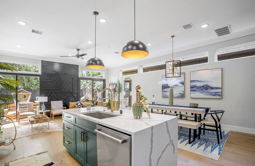 Northside House | Modern Downtown Houston Home, Sleeps 14, Hot Tub