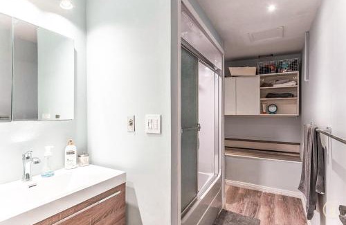 Yellowknife House | Modern Downtown Stay