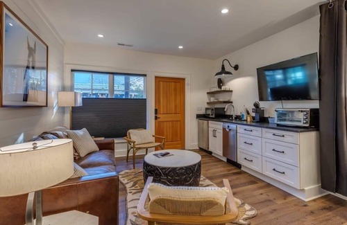 Highlands Apartment | Modern Downtown Studio Apartment - Galax