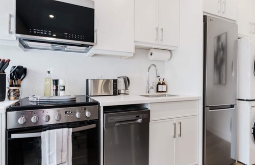 Grange Park Hotel | Modern Downtown Suite—2 min to Transit, Sleeps 8