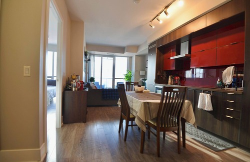 Wellington Place Condo | Modern Downtown Toronto Condo - 2Bed/2Bath (1 Free Parking) Sleeps 6