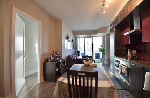 Wellington Place Condo | Modern Downtown Toronto Condo - 2Bed/2Bath (1 Free Parking) Sleeps 6