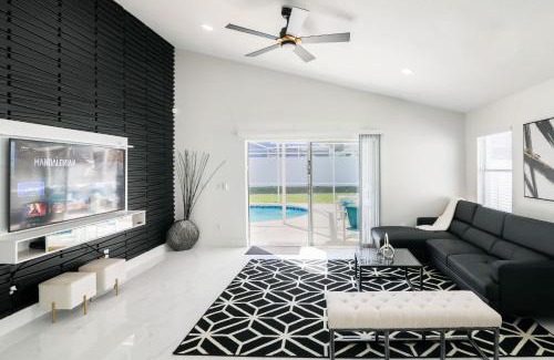 Lake Davenport Estates House | Modern Dream Disney Vacation Getaway - Pool