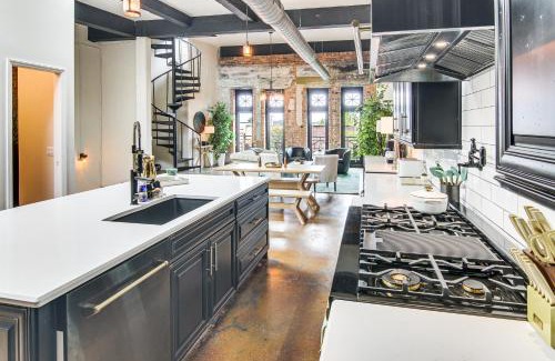 Hendersonville Apartment | Modern Dtwn Condo with Balcony in Hendersonville