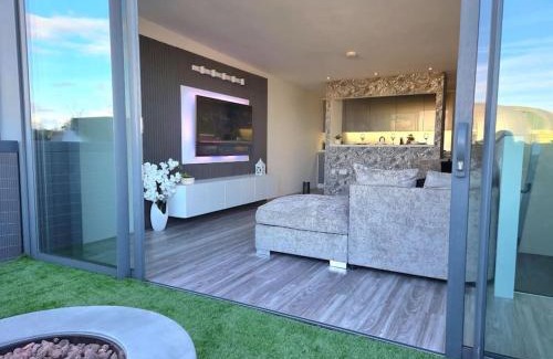 Bradford Apartment | Modern Duplex Penthouse Panoramic Views & Parking