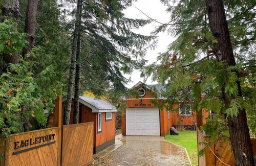 Waubaushene Cottage | Modern Eagle Point Cottage with Sauna Bbq Hot Tub on Tay Trail