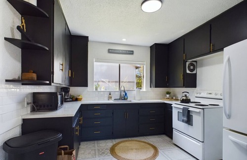 Corvallis House | 🌿 Modern Earthy Bungalow | KING Beds A/C Pet-Friendly Fenced Yard
