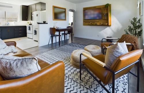 Corvallis House | 🌿 Modern Earthy Bungalow | KING Beds A/C Pet-Friendly Fenced Yard