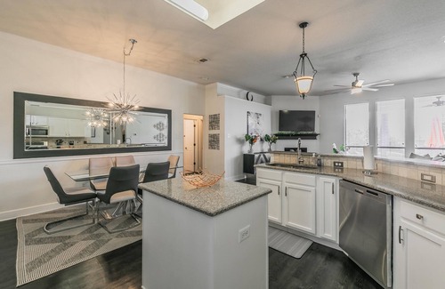 South Arlington House | Modern Elegance Escape in Mansfield: 3bed/2bath
