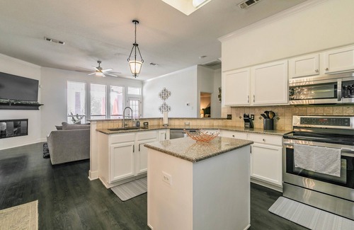 South Arlington House | Modern Elegance Escape in Mansfield: 3bed/2bath