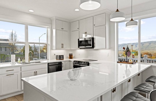 The Dalles House | Modern Elegance, Open Concept, Peaceful, Luxurious.Traveler's Sanctuary!