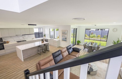 Rochedale House | Modern Elegance: Spacious 5BR Retreat in Rochedale