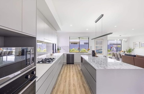 Rochedale House | Modern Elegance: Spacious 5BR Retreat in Rochedale
