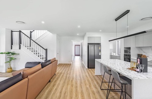Rochedale House | Modern Elegance: Spacious 5BR Retreat in Rochedale