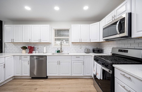 Norwich House | Modern Elegance Spacious 4BR with Hot Tub and screened porch & Pool Table