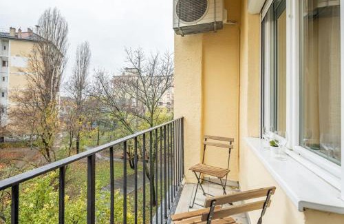 Lagymanyos Apartment | Modern Elegance Spacious and Cozy