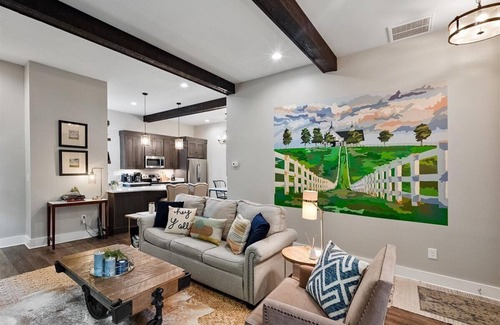 Lexington House | Modern & Elegant Carriage House on Paris Pike in Lexington
