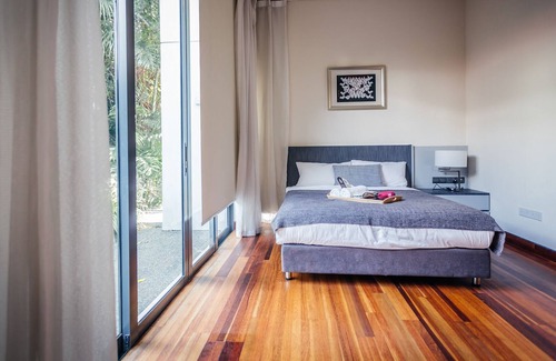 Bedok House | Modern en-suites room EZS-1 with shared pool in bungalow