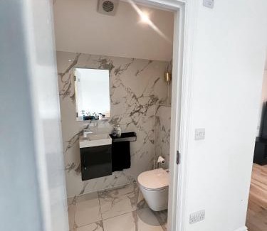 Havering Apartment | Modern Entire Unit 3BR, 3BA, balcony, 86inch TV - 15mins to city