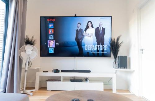 Havering Apartment | Modern Entire Unit 3BR, 3BA, balcony, 86inch TV - 15mins to city