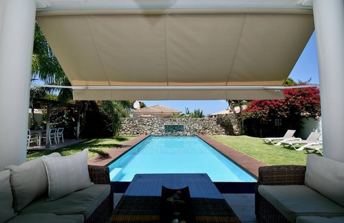 Los Gallos-Cerromolino Villa | Modern Villa located in a quiet area to relax in the garden