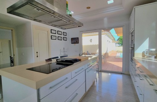 El Puerto de Santa Maria Ski Chalet | MODERN CHALET WITH POOL NEAR THE BEACH 12 PERSONS
