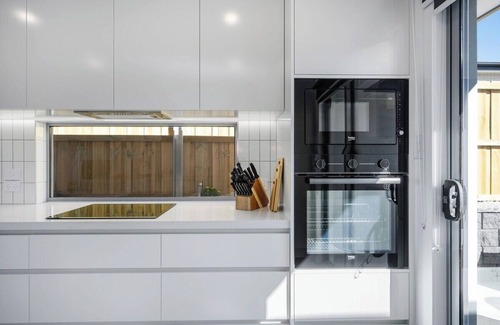 Rokeby House | Modern Escape, 2 Bed/Bath 12km to CBD/Airport.