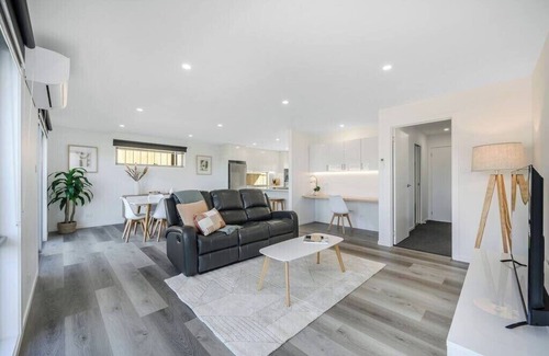 Rokeby House | Modern Escape, 2 Bed/Bath 12km to CBD/Airport.