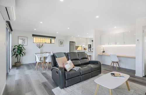 Rokeby House | Modern Escape, 2 Bed/Bath 12km to CBD/Airport.
