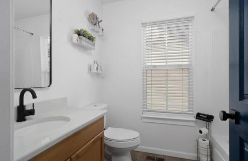 The Gate House | Modern Escape: 5BR/2.5BA Near St. Louis Must-Sees