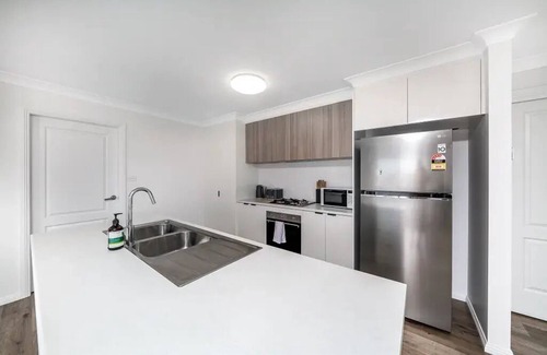 Gobbagombalin Apartment | Modern Escape in Quiet Neighbourhood