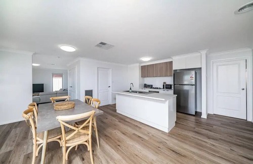 Gobbagombalin Apartment | Modern Escape in Quiet Neighbourhood