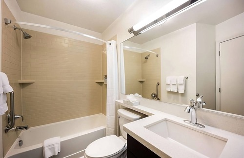 Las Colinas Hotel | Modern Escape | Pet-Friendly, Full Kitchen with Free WiFi!