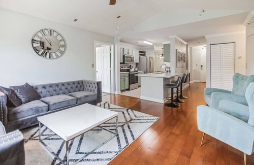 New Tampa Apartment | Modern Escape-Pool-HotTub-CaliKingBeds-EV Chargers