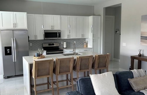 Diplomat House | Modern Escape Villa/On the Canal/Heated pool