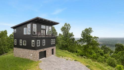 Ridgeway Ski Chalet | Modern Escape w Mountain Views Fire Pit & Swing