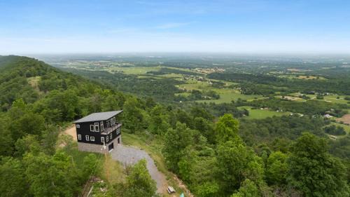 Ridgeway Ski Chalet | Modern Escape w Mountain Views Fire Pit & Swing