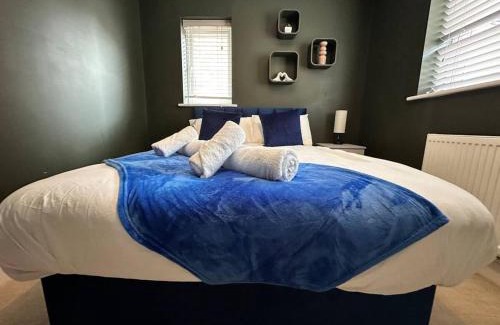 Peterborough House | Modern Escape with Hot Tub 4 Car Parking