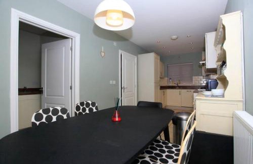 Peterborough House | Modern Escape with Hot Tub 4 Car Parking