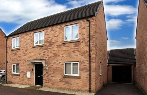 Peterborough House | Modern Escape with Hot Tub 4 Car Parking