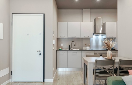 Sant'Eufemia Apartment | [Modern Essence] Design & Quietness