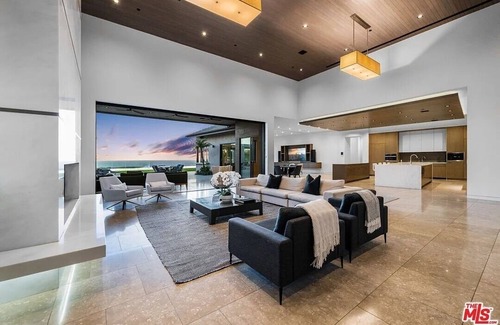 Malibu House | Modern estate in MariSol, one of Malibu's most exclusive developments