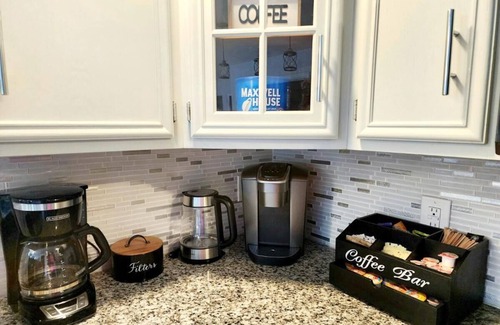 Effort House | Modern Estate★Private Pool!★7 Bed/3 Bath★Hot Tub★Movie Theater!★Game room★PETS!