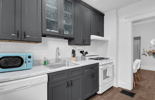 Olde Towne East Apartment | Modern European 👍 Style 1BR Near DT on Historic St.