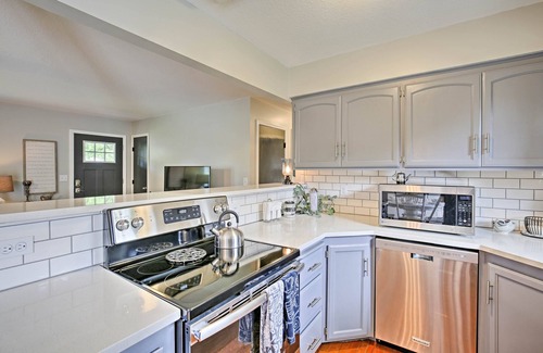 Excelsior Springs House | Modern Excelsior Springs Home w/Deck & 3 Acres!