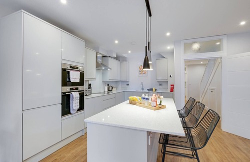 Coulsdon West House | Modern Executive 5 Bedroom Home in Purley