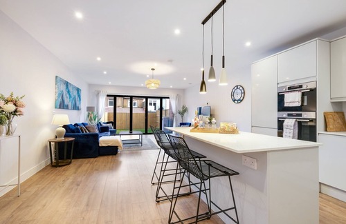 Coulsdon West House | Modern Executive 5 Bedroom Home in Purley