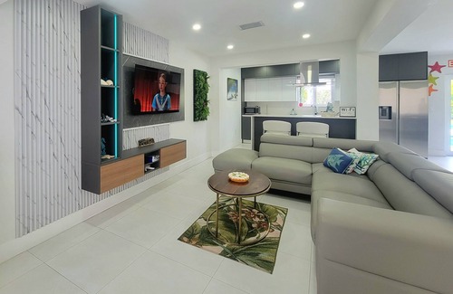 Driftwood House | Modern exquisite & luxurious vacation rental pool heater close to the beach 9 m