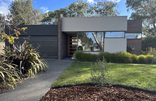 Seven Mile Beach House | Modern Family House in Seaside Village - Close to Airport, Beach and Golf Course
