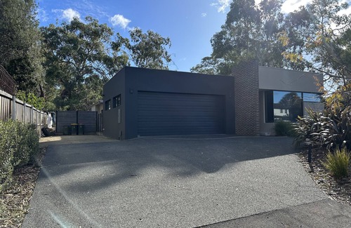 Seven Mile Beach House | Modern Family House in Seaside Village - Close to Airport, Beach and Golf Course